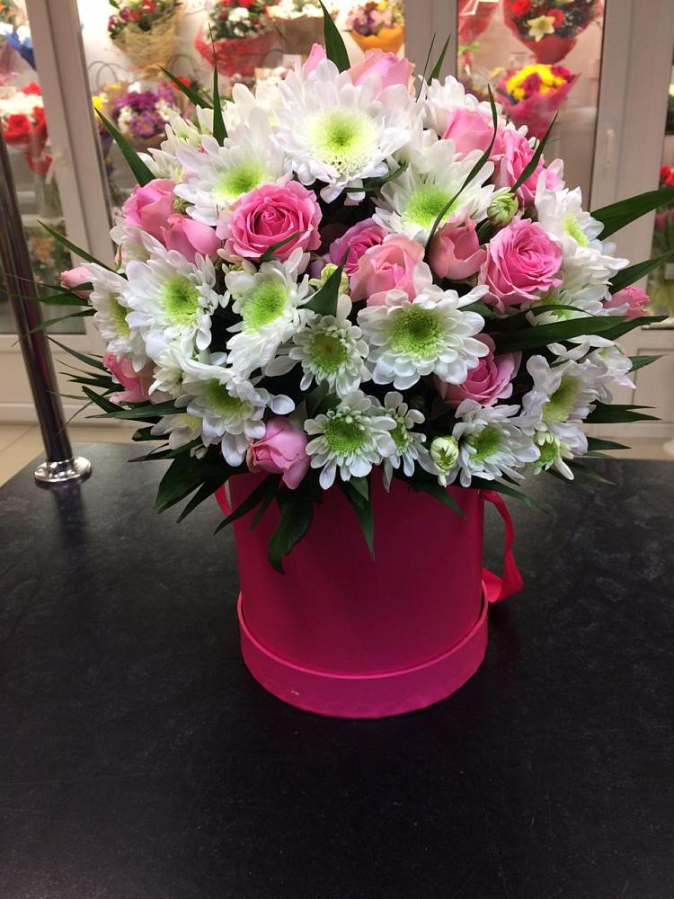 Цветочная композиция из Розы и Хризантемы в шляпной коробке в Асекеево