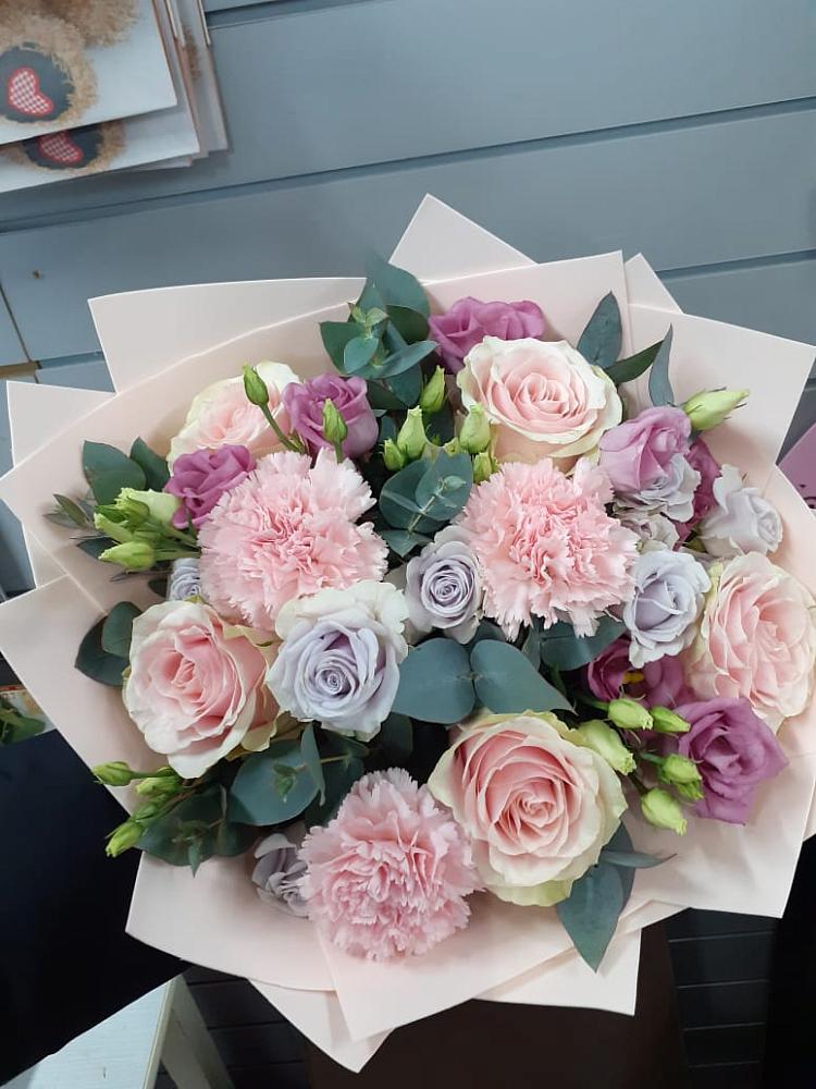 Букет цветов из: Розы, Гвоздики и Лизиантусы в Асекеево